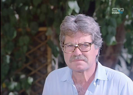 حسين فهمي من فيلم "انتحار مدرس ثانوي" ماذا يفعل إبراهيم تحت ضغط الزيجة السرية الثانية بغرض الإنجاب، ليفاجئ بأن زوجته الأولى التي تطلب الطلاق أيضًا حامل 