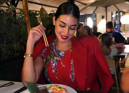 ياسمين صبري ارتدت البليزر الأحمر أكثر من مرة بأكثر من طريقة