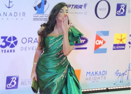 ياسمين صبري تقبل يدها لترسلها للجمهور