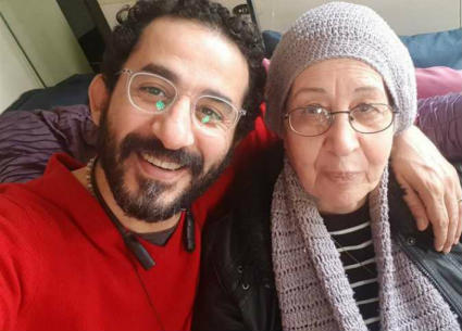 لحظات عفوية للنجوم مع أمهاتهم