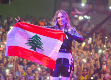 نيكول سابا بالعلم اللبناني