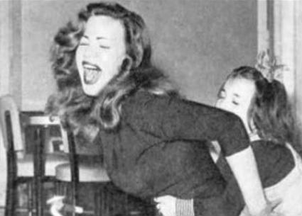 هند رستم في لقطة عفوية مع ابنتها