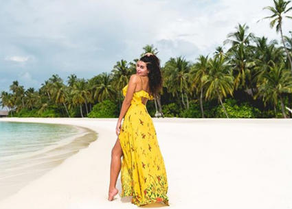 ياسمين صبري على شاطيء البحر بجزر المالديف 