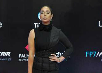 بسنت شوقي بتكوين فستان عجيب، نصفه العلوي الأيسر عبارة عن جاكيت! وهناك خياطة واضحة عند الصدر غير مبررة!