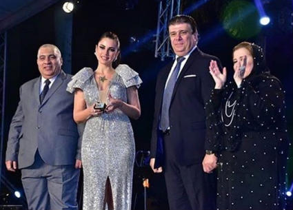 درة بفسات لامع خامته رائجة في فساتين السهرة ولكن بطانة الفستان من الصدر أفسدت شكله
