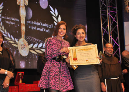 تكريم فاطمة عادل عن دورها في "بين بحرين"