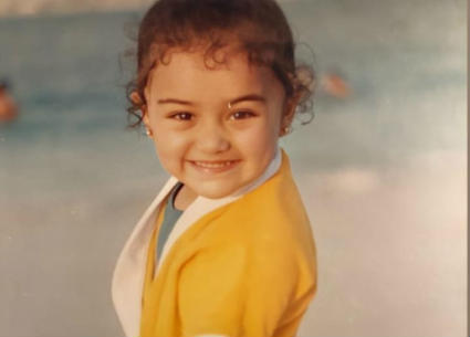 ممثلة شهيرة في مرحلة الطفولة