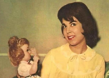 رجاء الجداوي تحمل عروسة