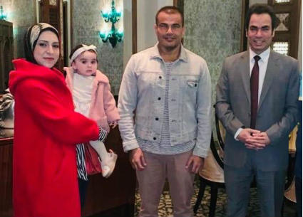 المسلماني وزوجته وابنته مع عمرو دياب