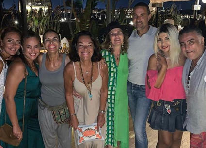 يسرا مع الأصدقاء