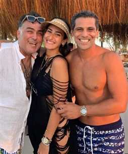 أمينة خليل تتوسط خطيبها وتامر حبيب