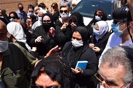 انهيار دلال عبد العزيز وميرفت أمين في جنازة شويكار