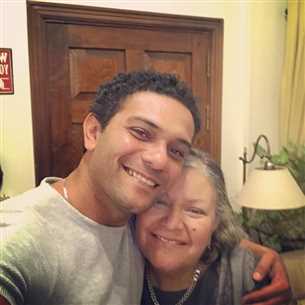 آسر ياسين ووالدته