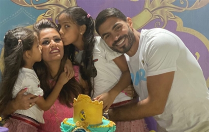 خالد سليم وزجته وابنتيهما