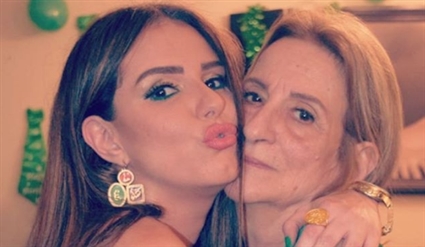 دنيا عبد العزيز ووالدتها