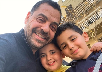 طارق العريان وآدم وعلي