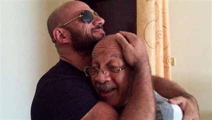 أحمد مكي يحتضن والده الراحل