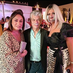 دقق النظر في وجه بوسي شلبي، نعم فهي ترتدي كمامة بطباعة فم يبتسم!