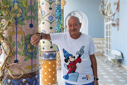 نجيب ساويرس بتشيرت ميكي ماوس