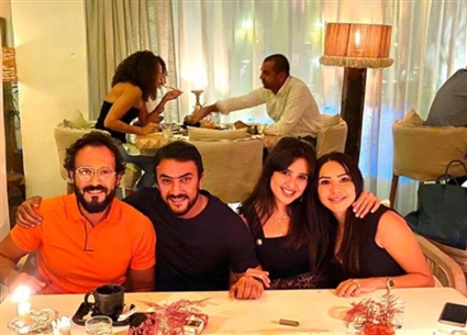 العوضي وزوجته مع يوسف الشريف وزوجته