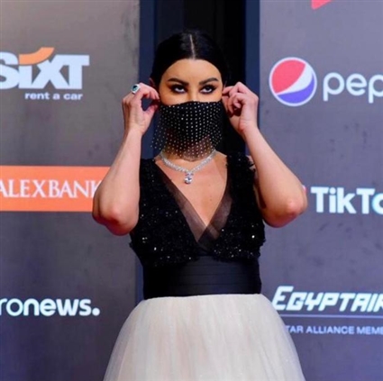 أروى جودة بكمامة من تصميم شقيقتها لمياء