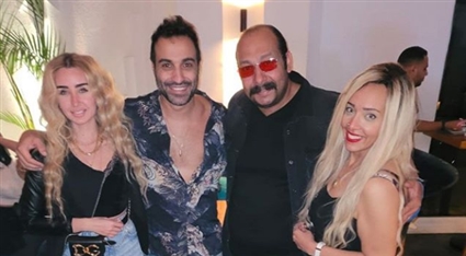 أحمد فهمي وهنا الزاهد مع محمد ثروت وزوجته