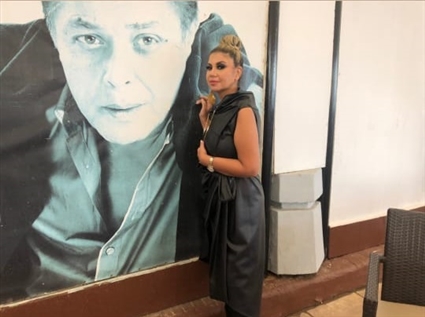 بوسي شلبي مع صورة لمحمود عبد العزيز