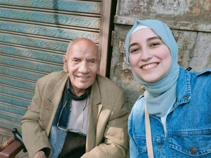 الصورة المتداولة للفنان محمد عبد الحليم مع الفتاة