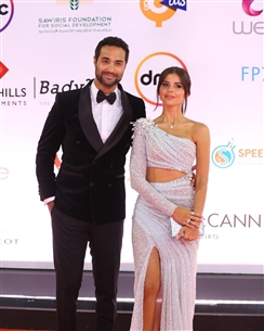 كريم فهمي ببدلة مخملية بصحبة زوجته دانيا البناوي