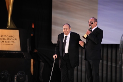 لحظة تكريم وحيد حامد