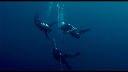 فيلم تحت السموات والأرض