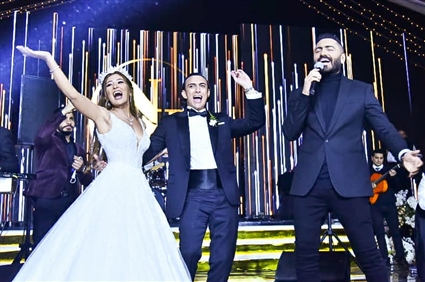 تامر حسني مع العروسين