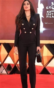 ياسمين صبري بـJumpsuit من Balmain بصفي أزرار