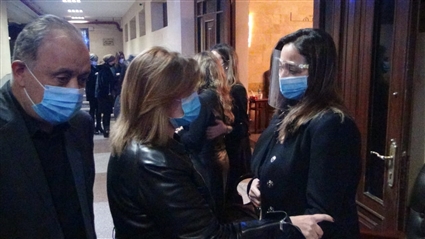 إلهام شاهين وأشرف زكي يقدمان واجب العزاء لداليا البحيري