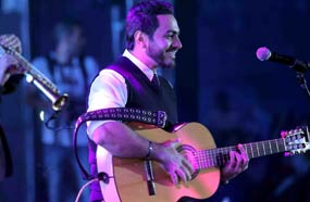 تامر حسني يغني لجمهوره بجيتاره الخاص