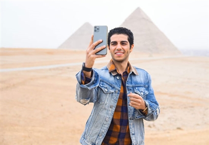 مينا مسعود يلتقط سيلفي أمام الأهرامات