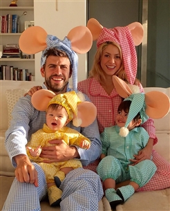 المطربة الكولومبية شاكيرا واللاعب الإسباني جيراد بيكيه مدافع نادي برشلونة ونجليهما ميلان وساشا