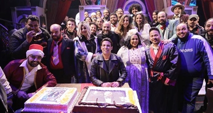 مجدي الهواري وأبطال مسرحية هابي نيو يير بالعربي