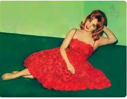 شادية بفستان أبيض أنيق قد تشاهده اليوم ولن تشعر بأنه فستان يعود من عقود مضت