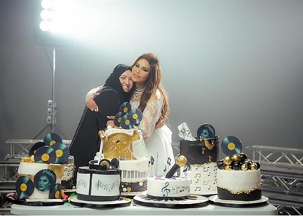 أحلام ومديرة أعمالها