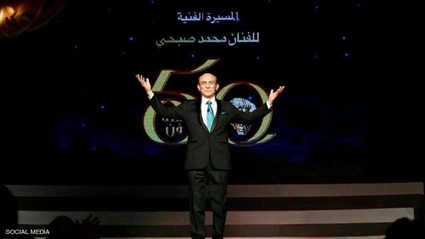 ولد  في القاهرة ونشأ في حارة بمنطقة أرض شريف بالقرب من شارع محمد علي