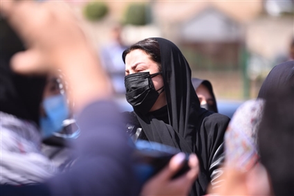 رضوى الشربيني خلال جنازة والدتها 