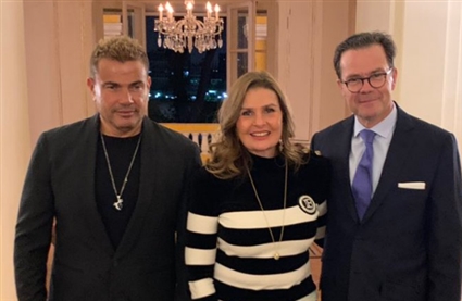 يسرا وعمرو دياب مع السفير الفرنسي