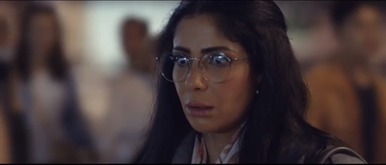 تم توريط المشاهد في الأحداث منذ المشهد الأول حيث شعر الجمهور بتوتر البطلة وارتباكها وخوفها من كشف سرها أمام ضابط الجوازات في مطار أمريكا