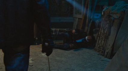 يدخل شخص مجهول إلى غرفة سرية ويحرر زاهي العتال من محبسه