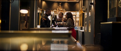 يبدأ نوح ( محمد إمام ) عمله الجديد في أحد محلات الذهب الخاصة بالشيمي ( محمد رياض )