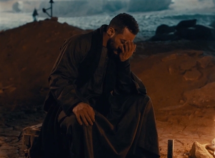 موسى يبكي حزنًا على وفاة شقيقه الرويعي