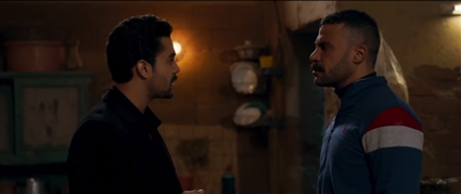 حسن ( خالد أنور ) يهدد نوح ( محمد إمام ) ويأمره بمغادرة الصاغة
