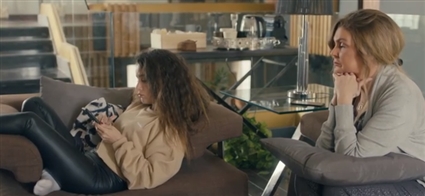 حاولت &quot;مريم&quot; التقرب من &quot;تمارا&quot; وحكت لها عن عملها ومن يأتي من المشاهير إليها لإجراء تجميل لكنها لا تهتم لما تقوله
