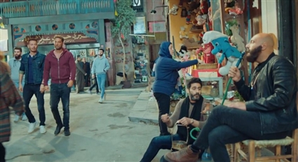 يعود سفينة وسرية إلى الحارة بعد احتجازهما في مخزن زاهي العتال ويبدأ عنتر في الشماتة بهما